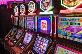 Perbandingan antarmuka aplikasi holiday88 di Android dan browser iOS menampilkan roulette live